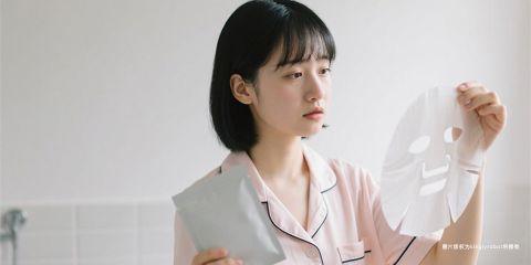 面膜被视为保养中快速见效的单品，能补水、舒缓甚至美白。然而，若使用方式不当，不但无法达到预期效果，还可能破坏皮肤的 油水平衡，造成干燥、出油甚至敏感。正确理解面膜的作用原理与使用方法，是确保护肤效果的关键。